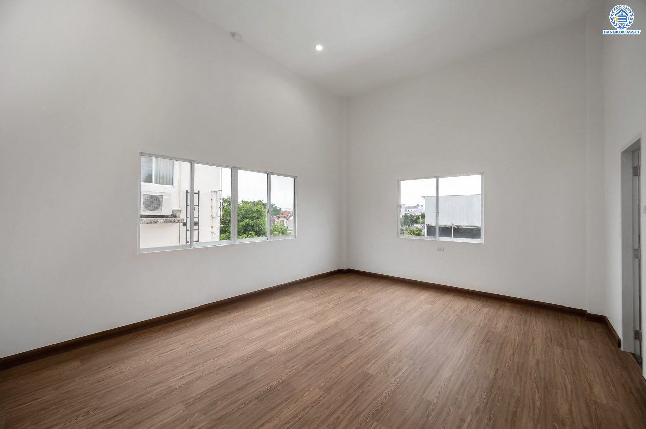 บ้านมือสองตกแต่งใหม่ โครงการ ปริญลักษณ์ วงแหวน-สาทร หลังมุม เนื้อที่ 36.9 ตร.ว. ฟังก์ชัน 3 ห้องนอน 4 ห้องน้ำ 2 ที่จอดรถ ภายในกว้าง พื้นที่ใช้สอยเยอะ บนทำเลเดินทางสะดวก ติดถนนกาญจนาภิเษก เชื่อมต่อถนนเพชรเกษม, ถนนกัลปพฤกษ์ ใกล้รถไฟฟ้าสายสีน้ำเงิน "สถานีหลักสอง"